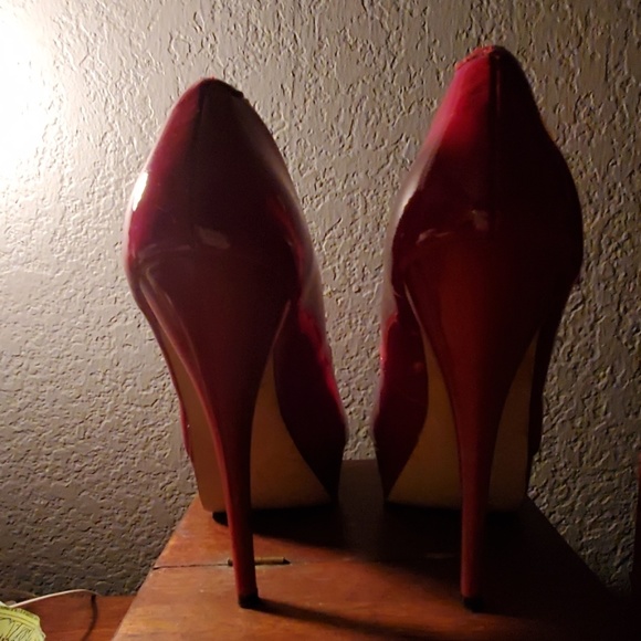 Sexy red Jessica Simpson stilettos/pumps - Picture 2 of 4